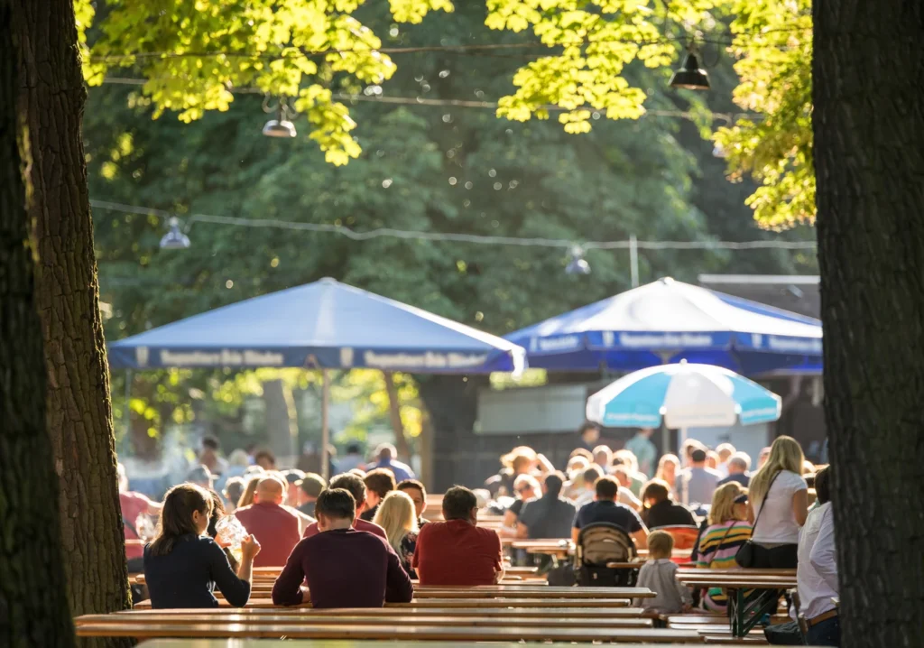 Haupteingangs-Plaza & Freizeitlandschaft, Biergarten mit Personen