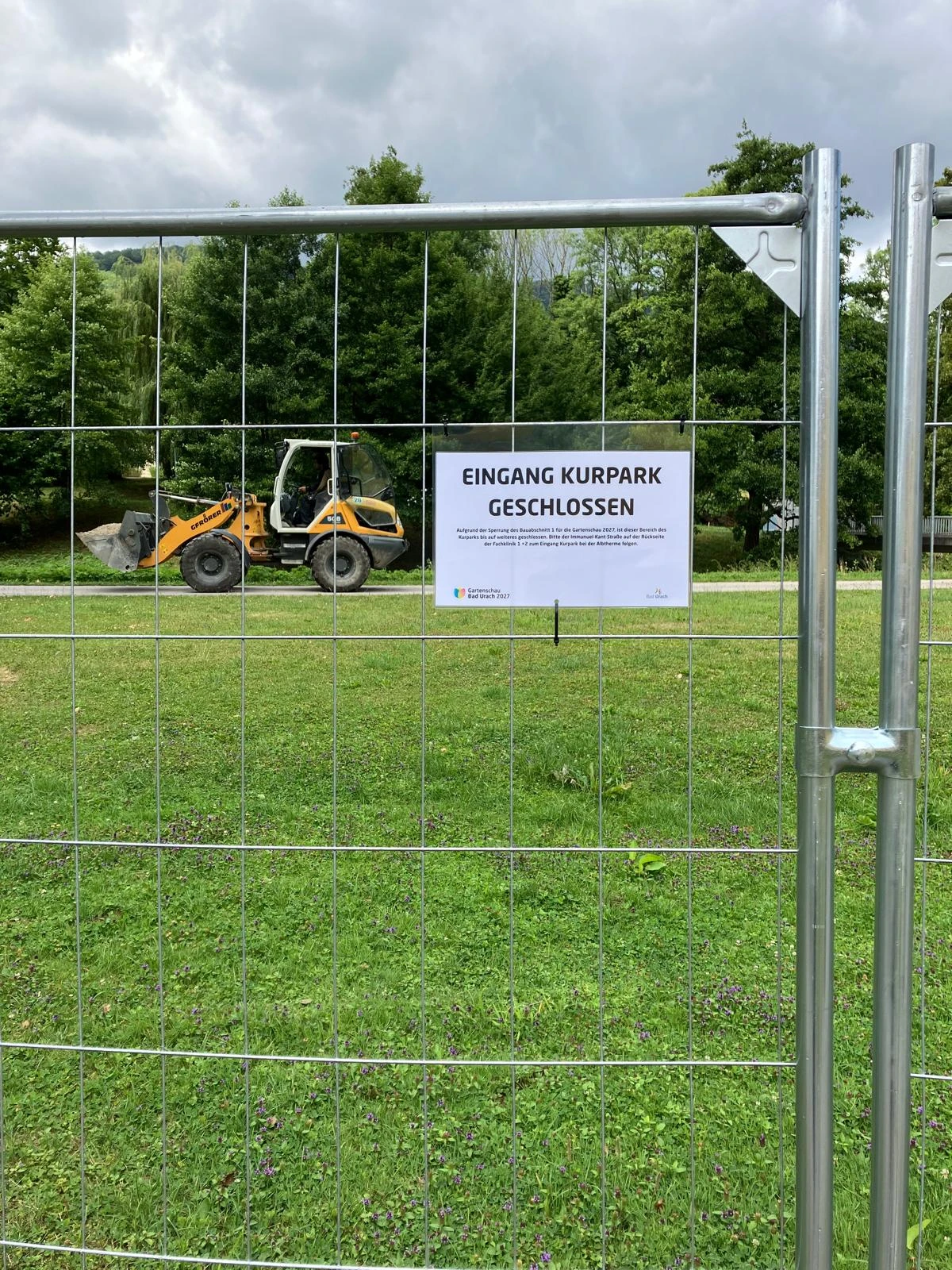 Beschilderung Eingang Kurpark geschlossen, Befestigung an einem Bauzaun bei den Kliniken 1 und 2