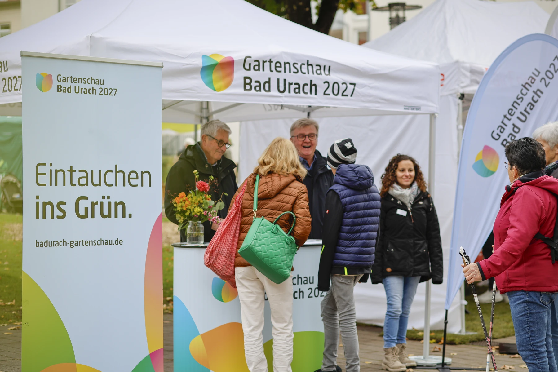 Gartenschau Bad Urach 2027 mit einem Expo Stand beim Biosphärenmarkt in Münsingen, Besucher führen Gespräche am Stand