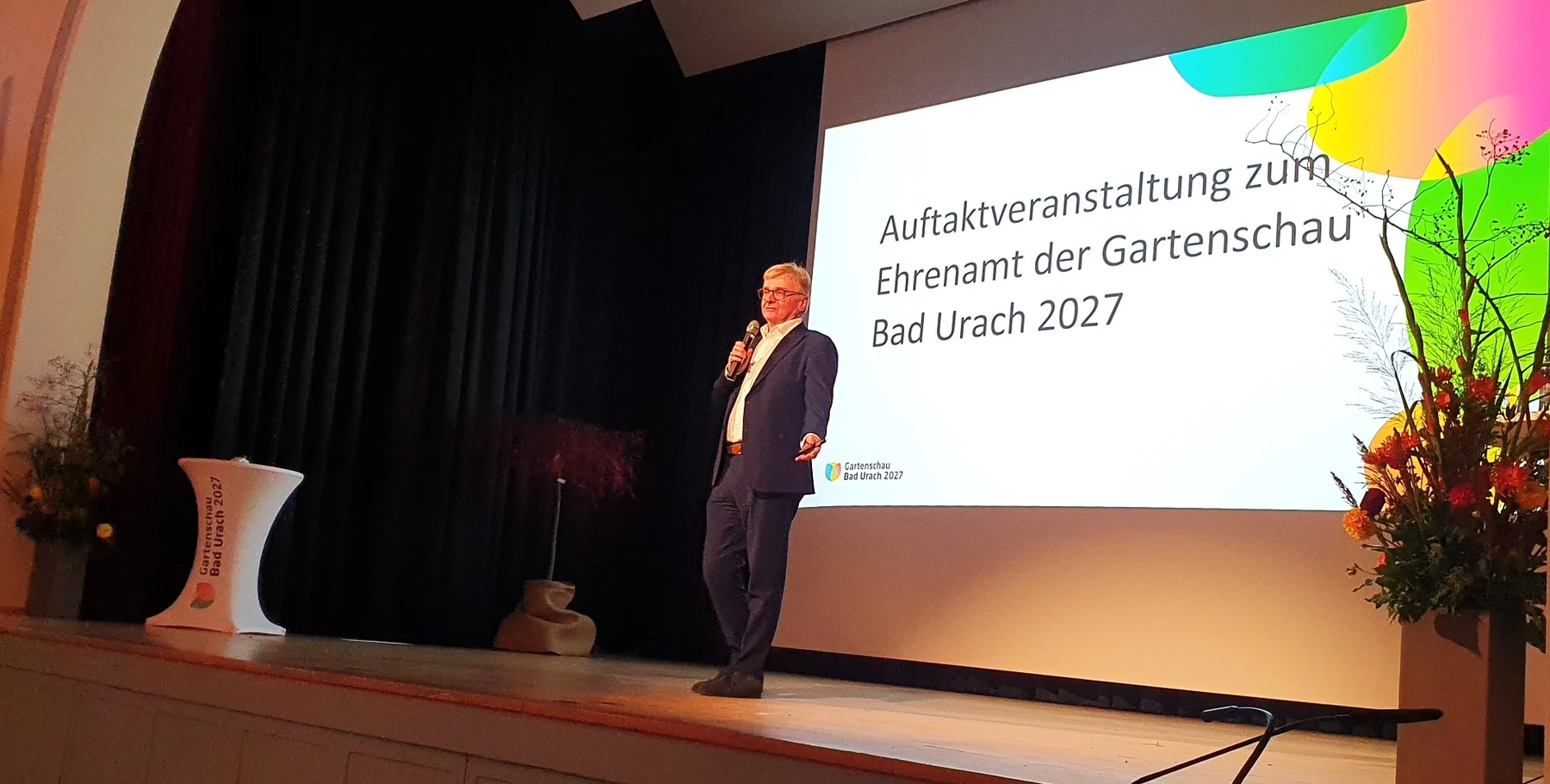 Auftaktveranstaltung Ehrenamt, Festhalle Bad Urach, Bürgermeister Elmar Rebmann auf der Bühne
