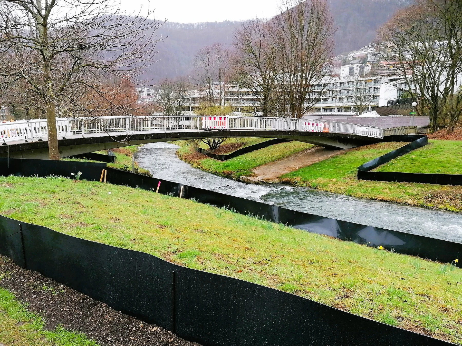 Ansicht Kurpark, die Bauarbeiten haben begonnen, Blick zur Bogenbrücke, Eidechsenzäune sind aufgestellt