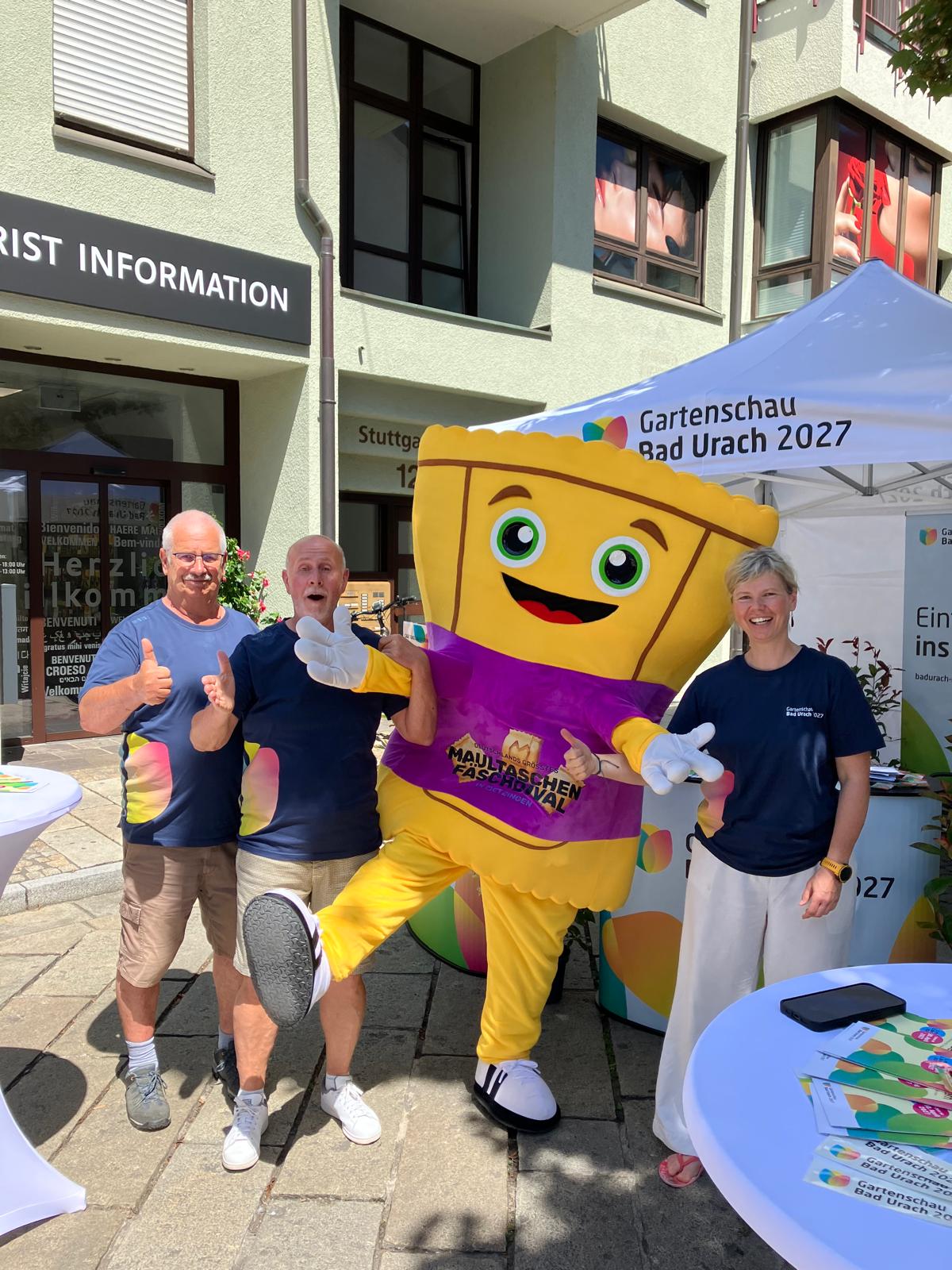 Gartenschau-Stand mit Maskottchen Maultaschen Festival Metzingen
