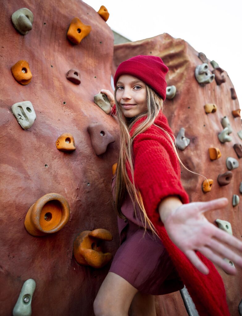 Boulderwand mit Kind