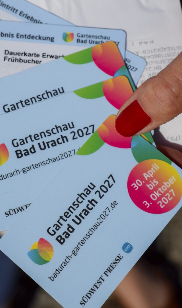 Eine Hand hält die Dauerkarten fest