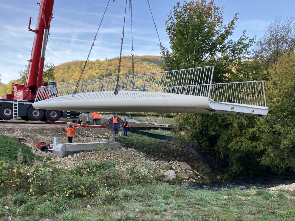 Brücke eingehoben über der Erms