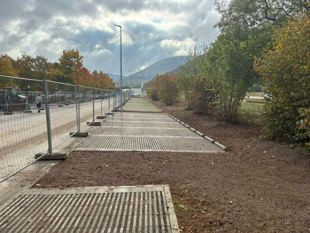 Neue Parkplätze, Straße Bei den Thermen